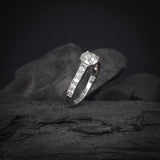 Anillo de compromiso con cristales elaborado en oro blanco de 14 kilates