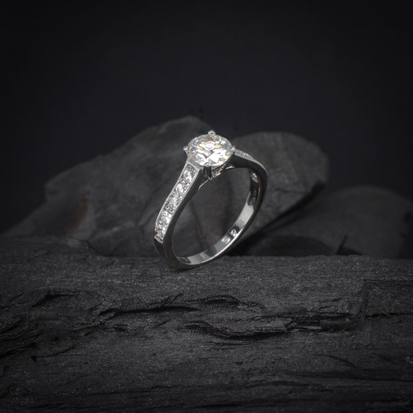 Anillo de compromiso con moissanita de 1 quilate con certificado GRA y cristales laterales elaborado en oro blanco de 14 kilates