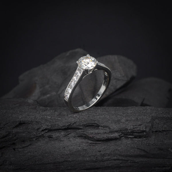Anillo de compromiso con moissanita de 1 quilate con certificado GRA y 10 diamantes laterales elaborado en oro blanco de 14 kilates