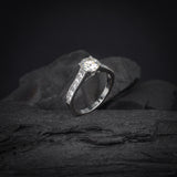 Anillo de compromiso con cristales elaborado en oro blanco de 14 kilates