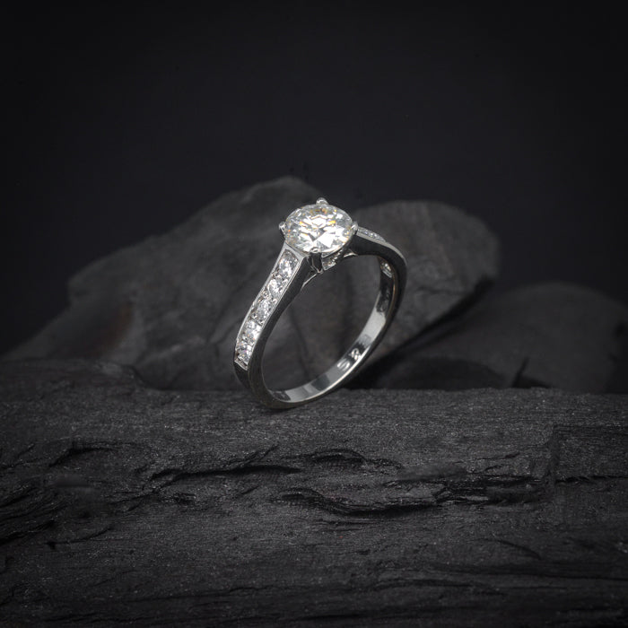 Anillo de compromiso con cristales elaborado en oro blanco de 14 kilates