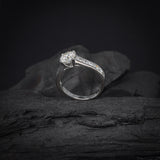 Anillo de compromiso con cristales elaborado en oro blanco de 14 kilates