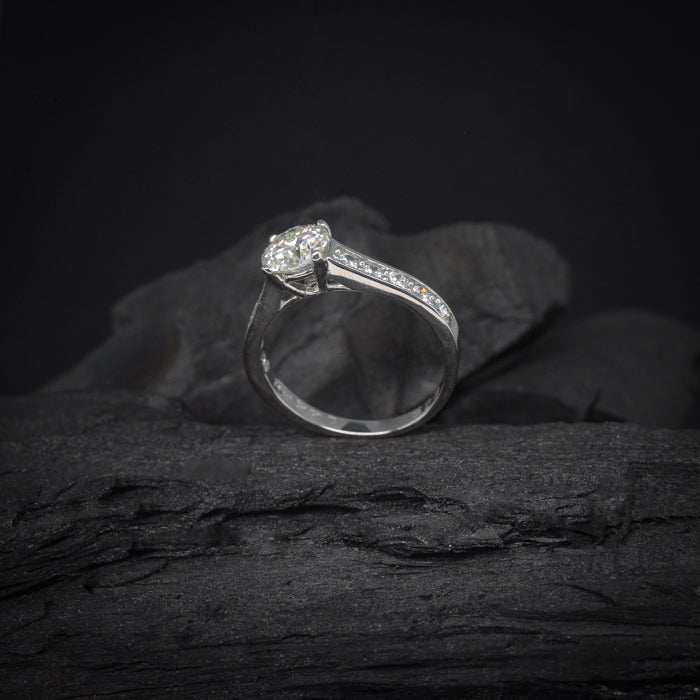 Anillo de compromiso con cristales elaborado en oro blanco de 14 kilates