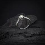 Anillo de compromiso con cristales elaborado en oro blanco de 14 kilates