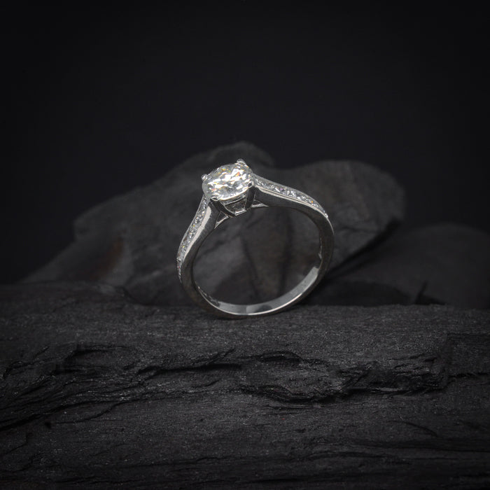 Anillo de compromiso con cristales elaborado en oro blanco de 14 kilates