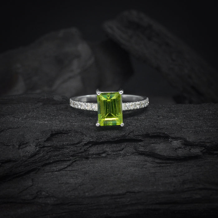 Anillo de compromiso con peridoto natural y 12 diamantes laterales elaborado en oro blanco de 14 kilates