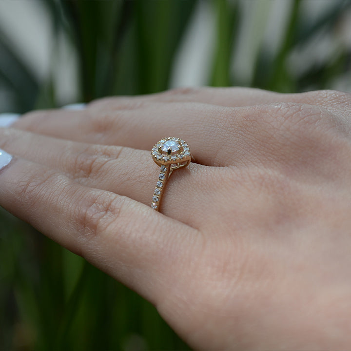 Anillo de compromiso con diamante natural de .30ct con certificación GIA y 34 diamantes laterales elaborado en oro amarillo de 14 kilates