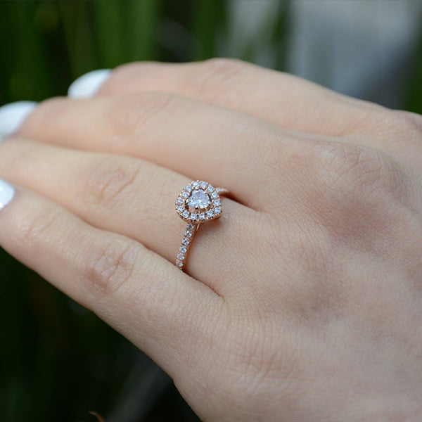 Anillo de compromiso con diamante natural de .30ct con certificación GIA y 34 diamantes laterales elaborado en oro blanco de 14 kilates
