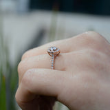 Anillo de compromiso con diamante natural de .30ct con certificación GIA y 34 diamantes laterales elaborado en oro rosa de 14 kilates