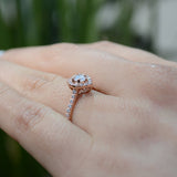 Anillo de compromiso con diamante natural de .30ct con certificación GIA y 34 diamantes laterales elaborado en oro rosa de 14 kilates