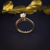 Anillo de compromiso con diamante natural central de .50ct con certificación GIA elaborado en oro amarillo de 14 kilates