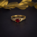 Anillo de compromiso con rubí natural y 6 diamantes laterales elaborado en oro amarillo de 14 kilates