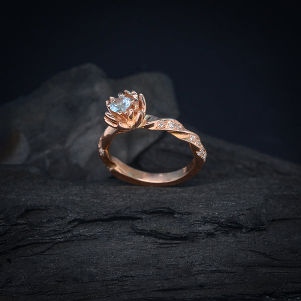 Anillo de compromiso con topacio natural y 18 diamantes naturales laterales elaborado en oro rosa de 14 kilates