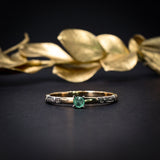 Anillo de compromiso con esmeralda y diamantes naturales elaborado en oro amarillo de 14 kilates