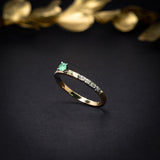 Anillo de compromiso con esmeralda y diamantes naturales elaborado en oro amarillo de 14 kilates