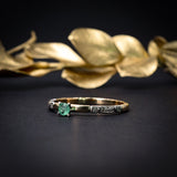 Anillo de compromiso con esmeralda y diamantes naturales elaborado en oro amarillo de 14 kilates