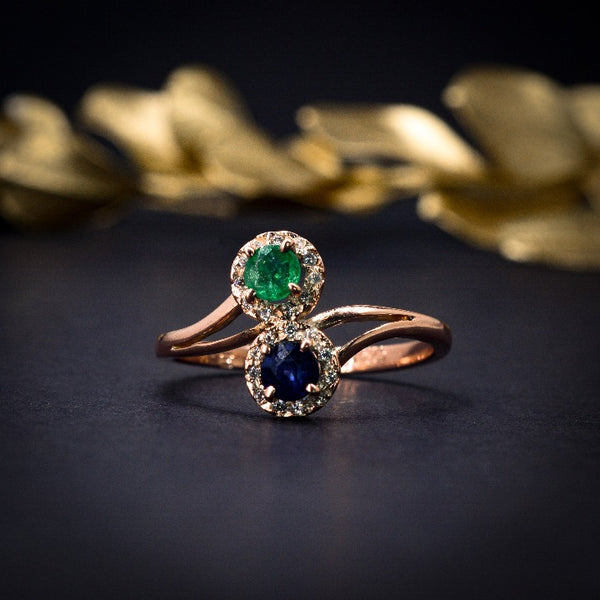 Anillo de compromiso con zafiro natural, esmeralda y 22 diamantes elaborado en oro amarillo de 14 kilates