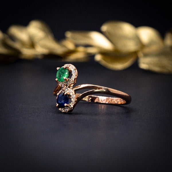 Anillo de compromiso con zafiro natural, esmeralda y 22 diamantes elaborado en oro amarillo de 14 kilates
