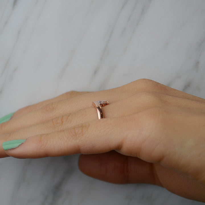 Anillo de compromiso con diamante natural de .20 puntos elaborado en oro rosa de 14 kilates