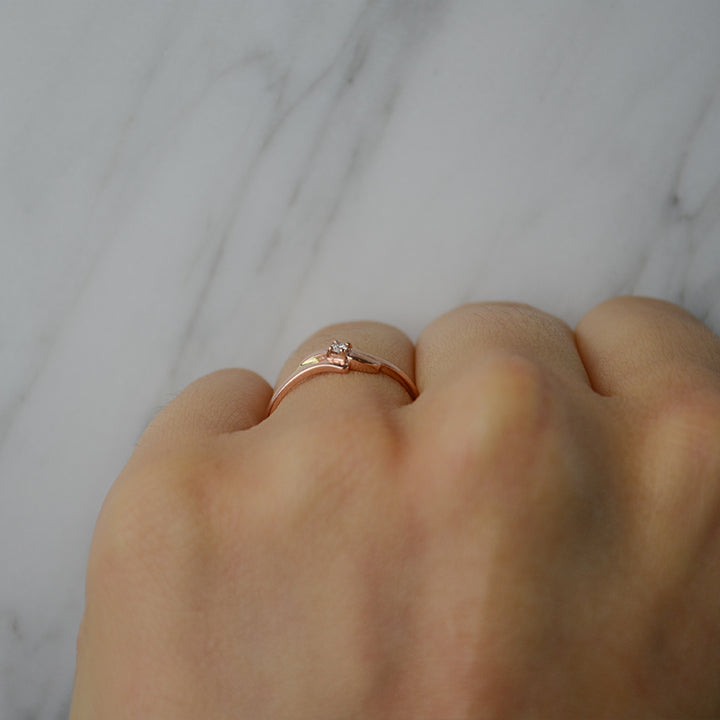 Anillo de compromiso con diamante natural de .03ct elaborado en oro rosa de 14 kilates