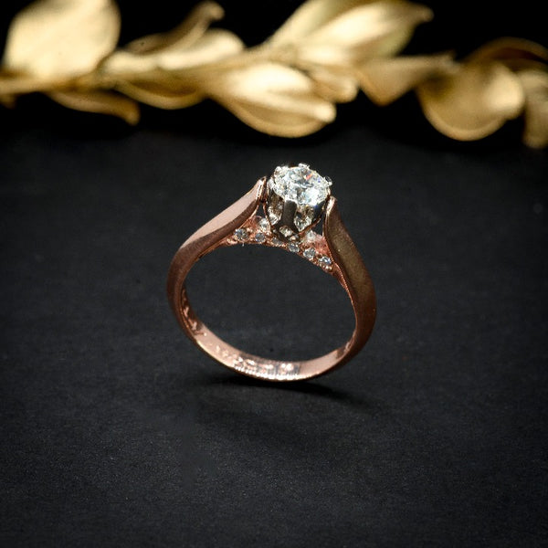 Anillo de compromiso con diamante natural central de .60ct con certificación GIA y 12 diamantes naturales laterales elaborado en oro rosa y blanco de 14 kilates