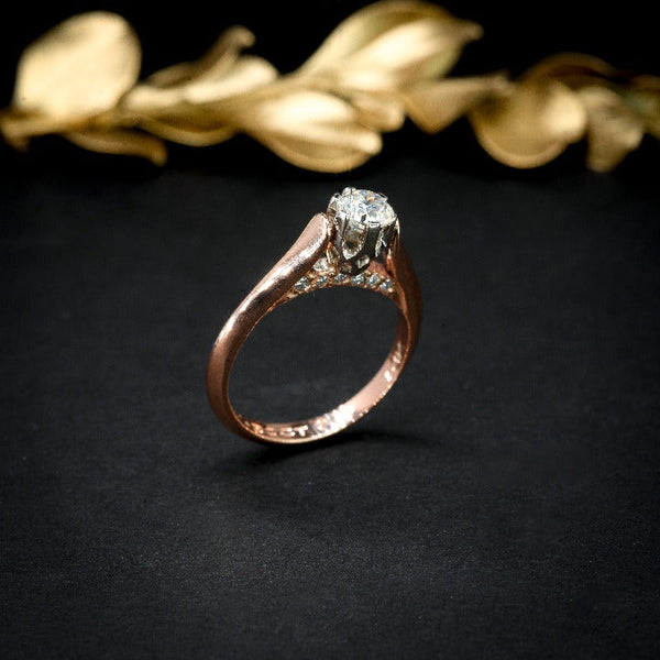 Anillo de compromiso con diamante natural central de .50ct con certificación GIA y 12 diamantes naturales laterales elaborado en oro rosa y blanco de 18 kilates