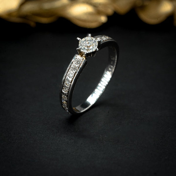 Anillo de compromiso con diamante natural de .40ct con certificación GIA y 20 diamantes laterales elaborado en oro blanco de 14 kilates
