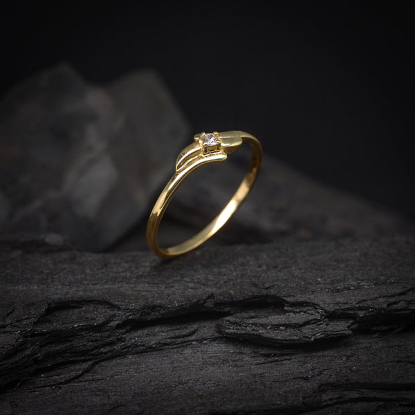 Anillo de compromiso con diamante natural .03ct elaborado en oro amarillo de 14 kilates