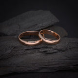 Par de argollas de matrimonio macizas de 4mm elaboradas en oro rosa de 14 kilates