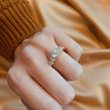 Anillo de compromiso con diamante natural de .30ct con certificación GIA y 10 diamantes laterales elaborado en oro rosa de 18 kilates