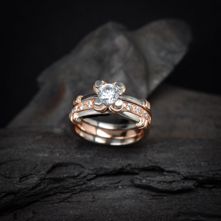 Anillo de compromiso con cristales elaborado en oro rosa y blanco de 14 kilates