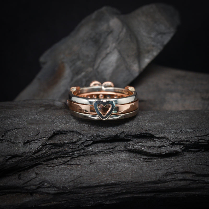 Anillo de compromiso con cristales elaborado en oro rosa y blanco de 14 kilates