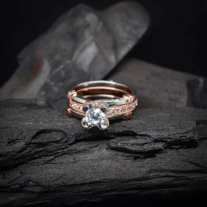 Anillo de compromiso con cristales elaborado en oro rosa y blanco de 14 kilates