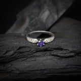 Anillo de compromiso con amatista natural y cristales laterales realizado en oro de 14 kilates