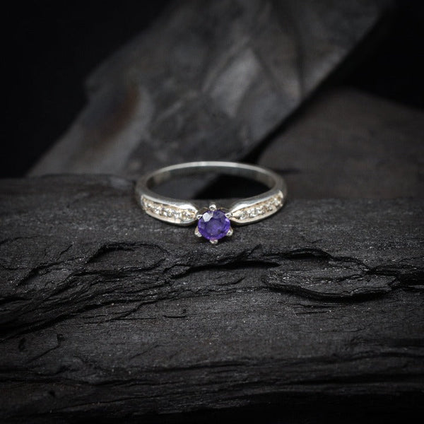 Anillo de compromiso con amatista natural y cristales laterales realizado en oro de 14 kilates
