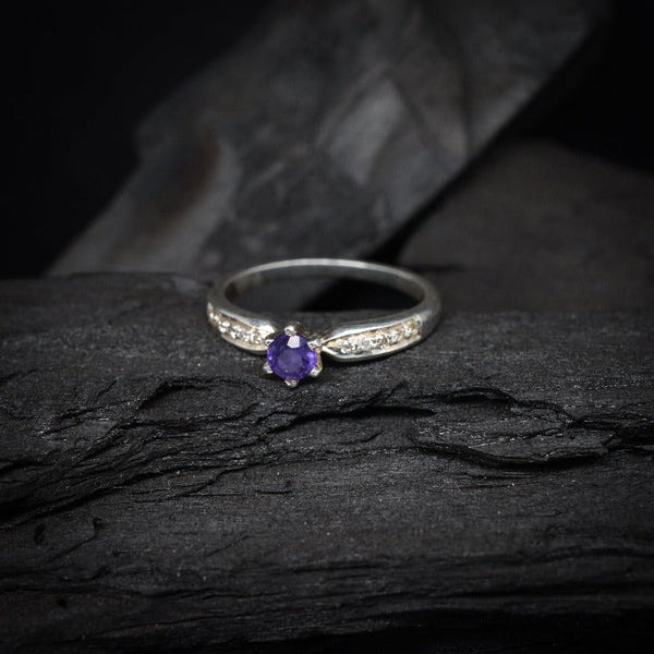 Anillo de compromiso con amatista natural y 10 diamantes laterales realizado en oro de 14 kilates
