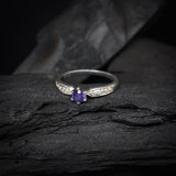 Anillo de compromiso con amatista natural y cristales laterales realizado en oro de 14 kilates