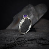 Anillo de compromiso con amatista natural y cristales laterales realizado en oro de 14 kilates