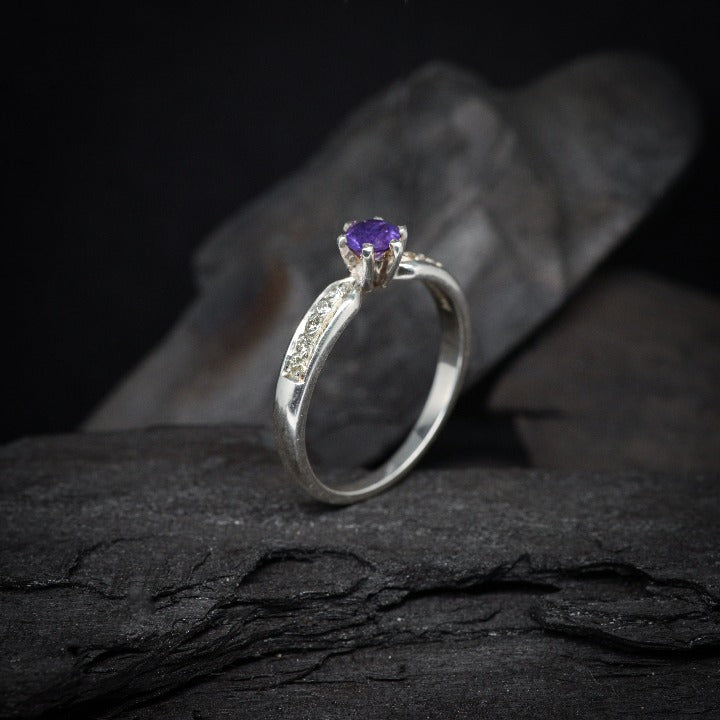Anillo de compromiso con amatista natural y cristales laterales realizado en oro de 14 kilates