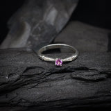 Anillo de compromiso con zafiro rosa natural y 7 diamantes laterales elaborado en oro blanco de 14 kilates