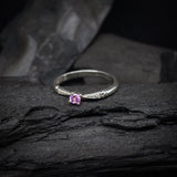 Anillo de compromiso con zafiro rosa natural y 7 diamantes laterales elaborado en oro blanco de 14 kilates