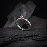 Anillo de compromiso con zafiro rosa natural y 7 diamantes laterales elaborado en oro blanco de 14 kilates