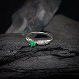 Anillo de compromiso con esmeralda natural y 10 diamantes laterales realizado en oro blanco de 14 kilates