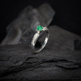 Anillo de compromiso con esmeralda natural y 10 diamantes laterales realizado en oro blanco de 14 kilates