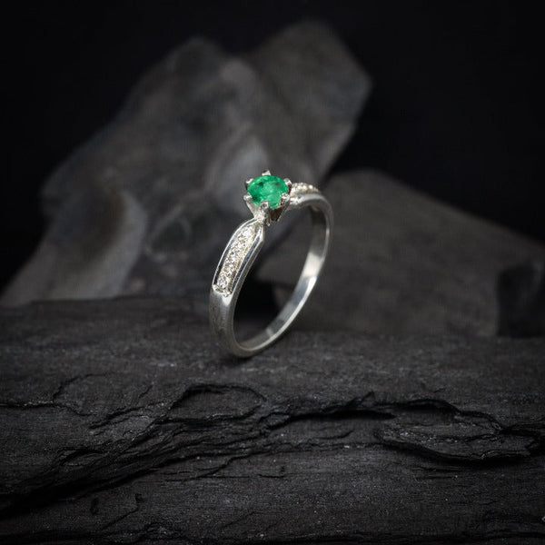 Anillo de compromiso con esmeralda natural y cristales realizado en oro blanco de 14 kilates