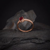 Anillo de compromiso con rubí natural y 16 diamantes laterales elaborado en oro rosa de 14 kilates