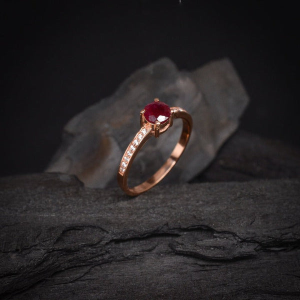 Anillo de compromiso con rubí natural y 16 diamantes naturales laterales elaborado en oro rosa de 14 kilates