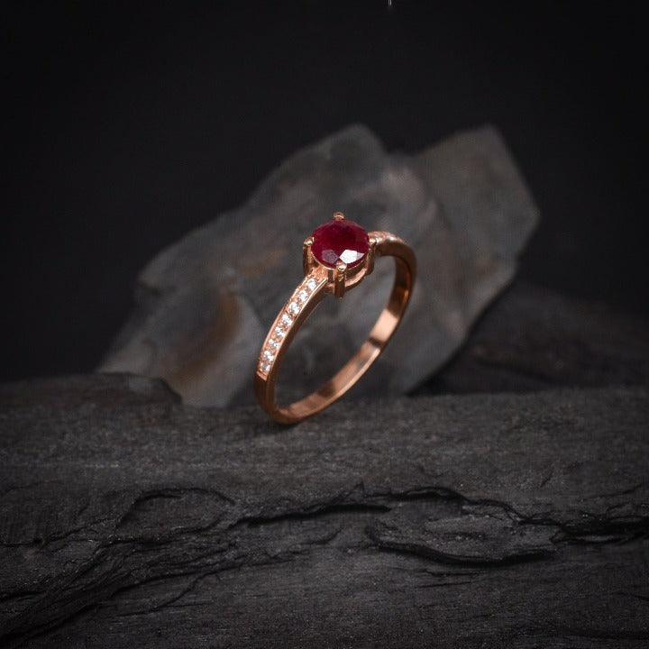Anillo de compromiso con rubí natural y 16 diamantes naturales laterales elaborado en oro rosa de 14 kilates