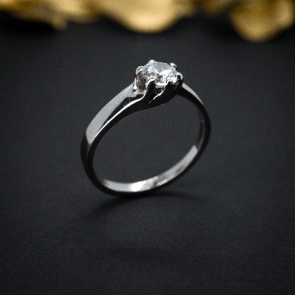 Anillo de compromiso con diamante natural central de .60ct con certificación GIA elaborado en oro blanco de 14 kilates