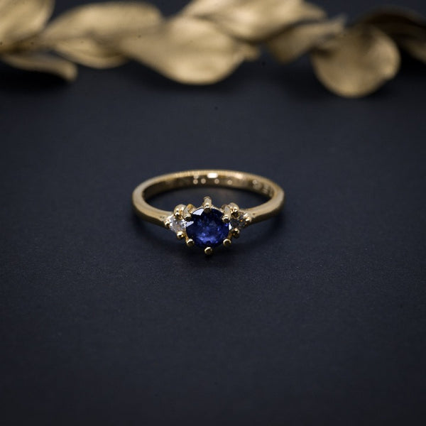 Anillo de compromiso con zafiro natural y 2 diamantes naturales oro amarillo de 14 kilates